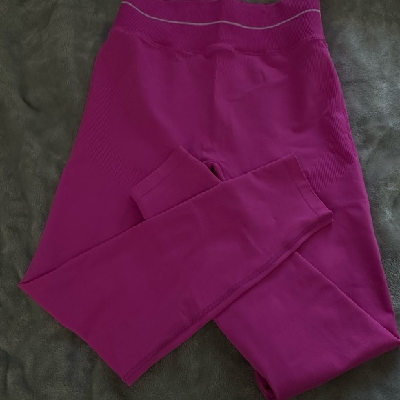 PINK Victoria's Secret Workout Set - Picture 2 of 7